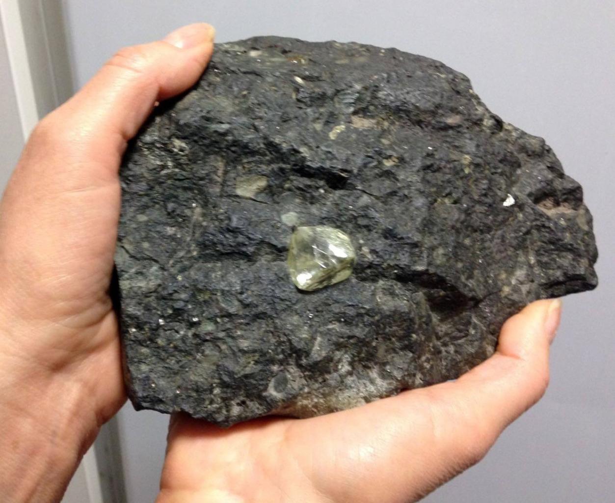 Diamant brut sur kimberlite
